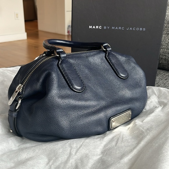 Marc by Marc Jacob’s New Q Legend Satchel bag in Navy with Silver metalware - Picture 3 of 16